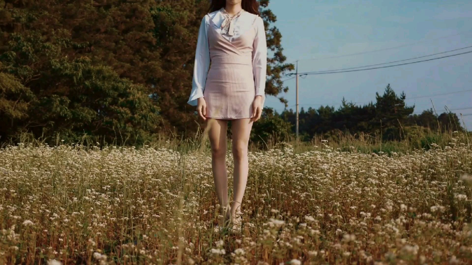 星云摄影:行走在油菜花地的少女