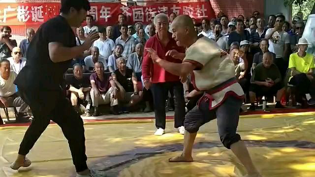 柔道教练来摔跤,棋逢对手