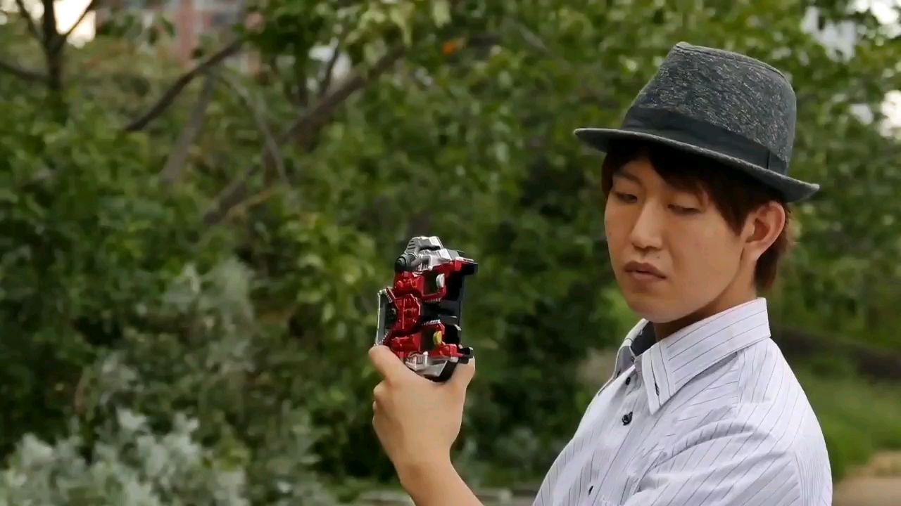试着让朋友变身为假面骑士W
