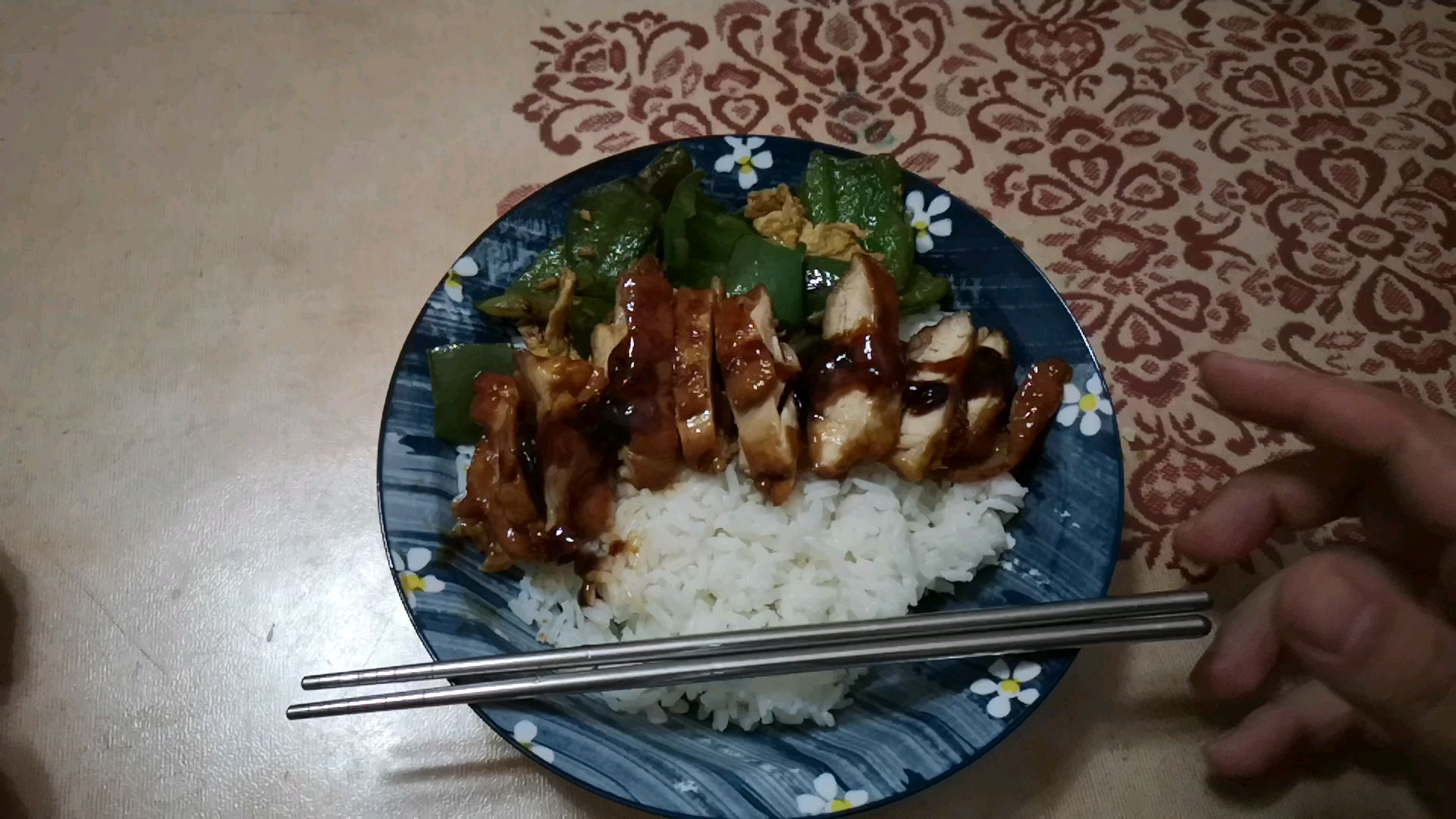 晚上自己做一晚照烧鸡腿饭,看着还行吧!
