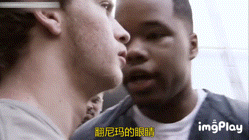 美国变形记,白人小伙不尊重父母被送进监狱,周围都是黑人