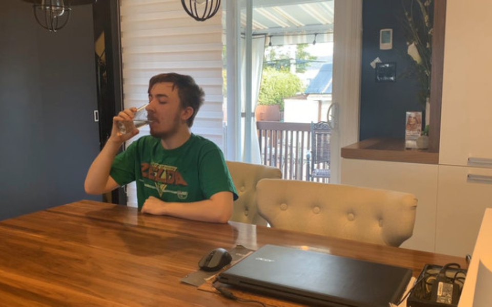Steam上的奇葩游戏 每卖一份开发者就喝一杯水