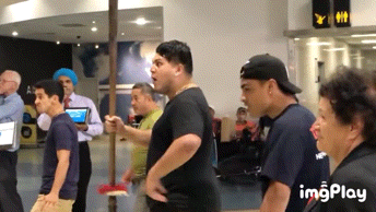 小伙刚下飞机,亲人以家族最高礼节迎接他回家