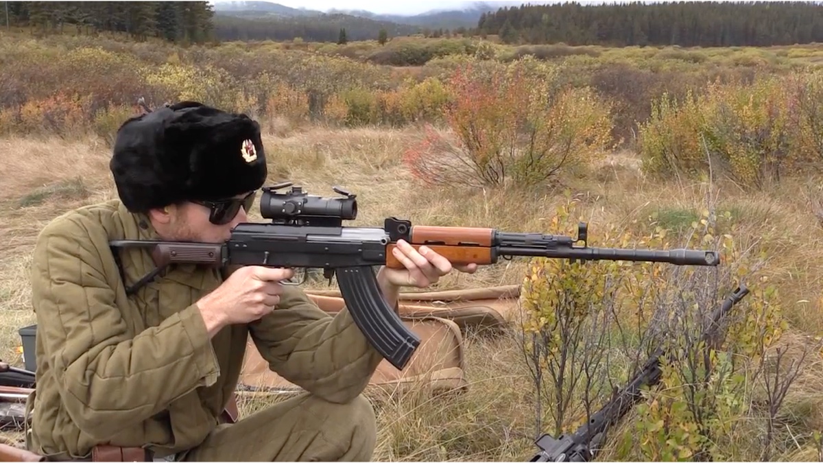 装瞄具的外贸版八一杠步枪声音超好听