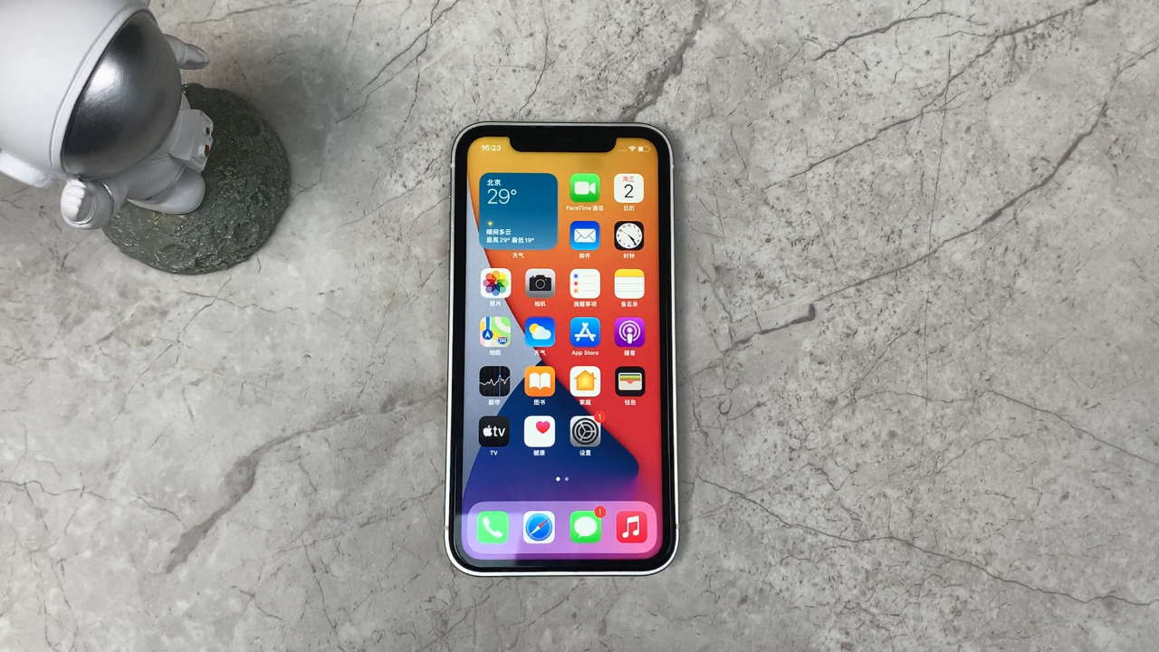 iPhone 12真机上手:整体设计回归直角边框,致敬乔布斯