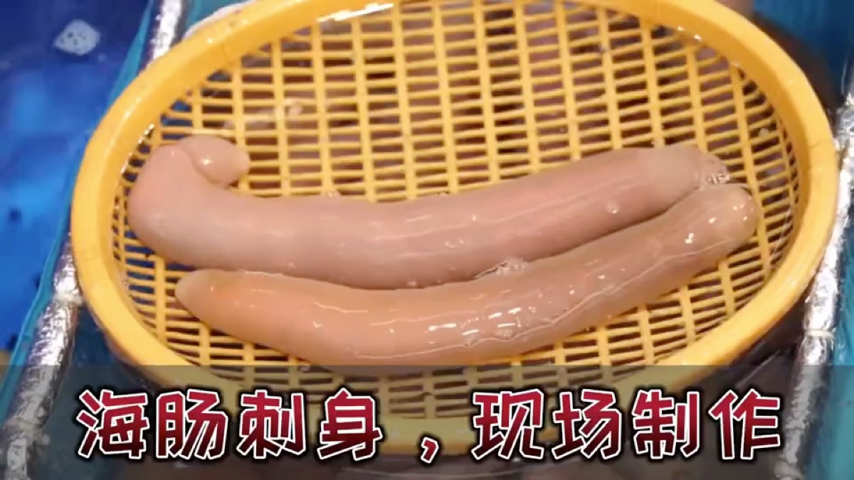 在海鲜市场,韩国阿姨现场制作海肠刺身!