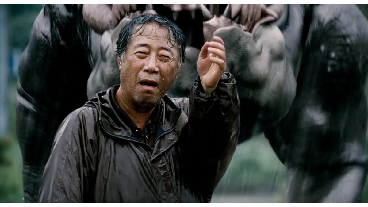 全家人为救孙女和水怪斗争,爷爷临s前的手势仿佛在说"你们走吧",让人