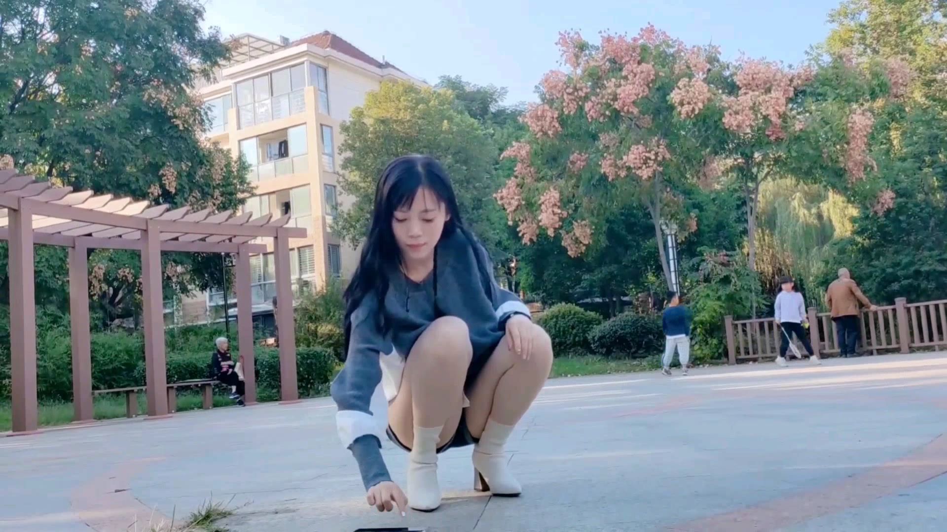 第一次在自家小区楼下跳广场舞 感觉好亲切哈哈