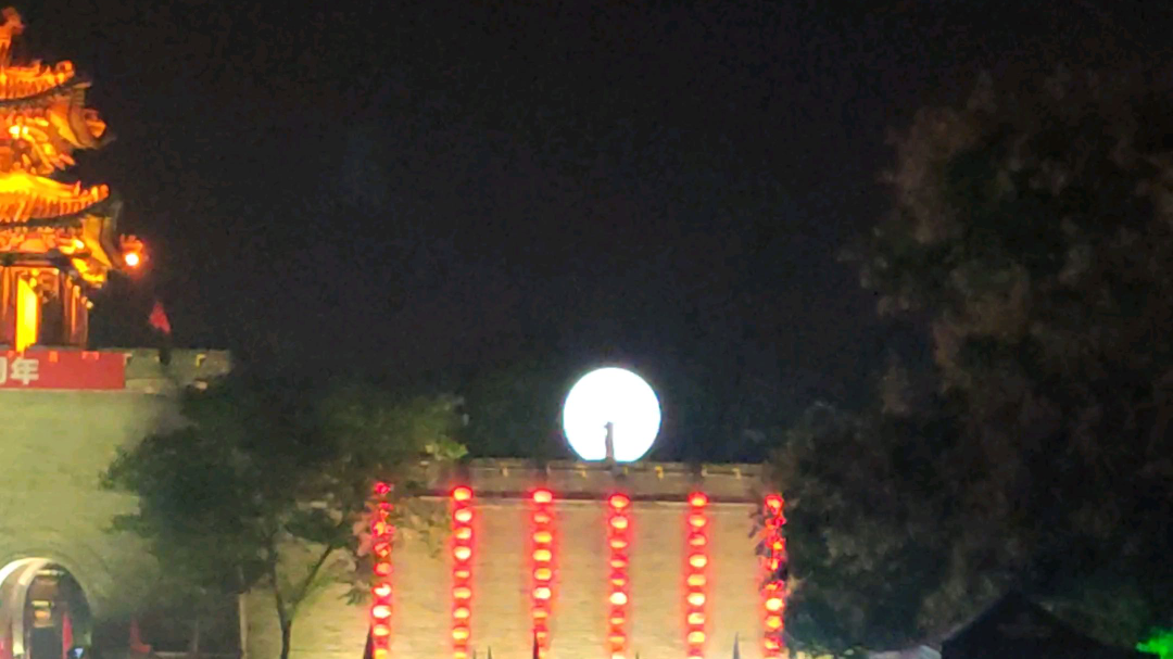 只有一个月亮了