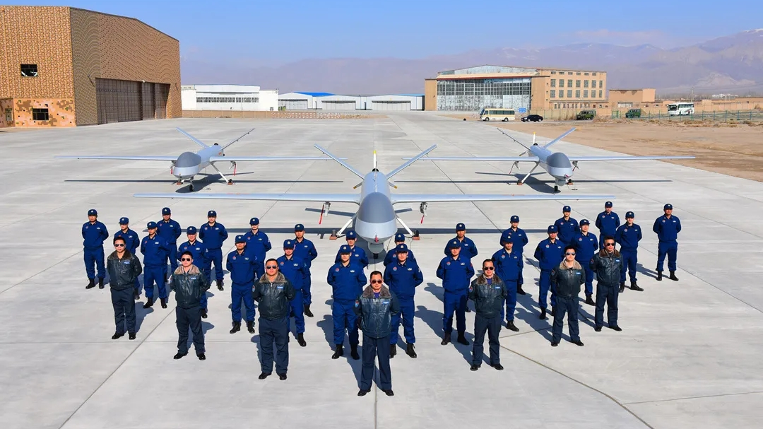 空军西北大漠研练无人机作战