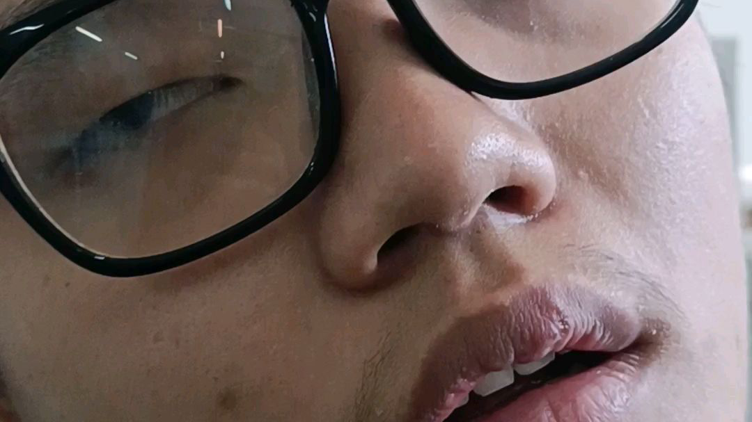 看看这呆滞的眼神.看看这呆滞的眼神.