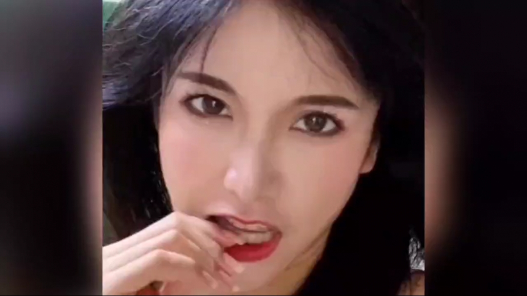 这美女有点狂野
