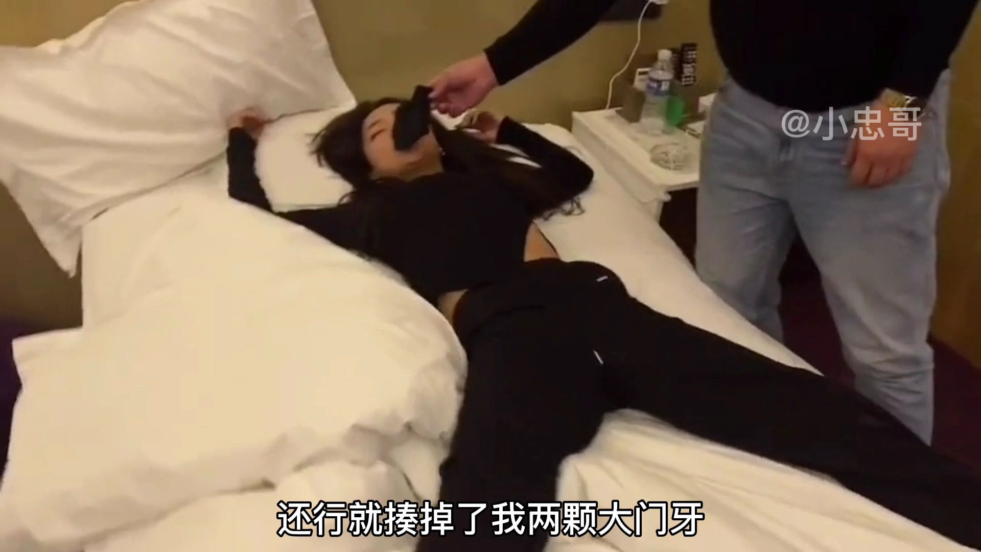 大哥用袜子迷倒了一群小迷妹
