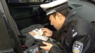 谭警官发现小车车牌被遮挡欲拦截,小伙弃车逃跑,车上竟发现骨灰安装证书……