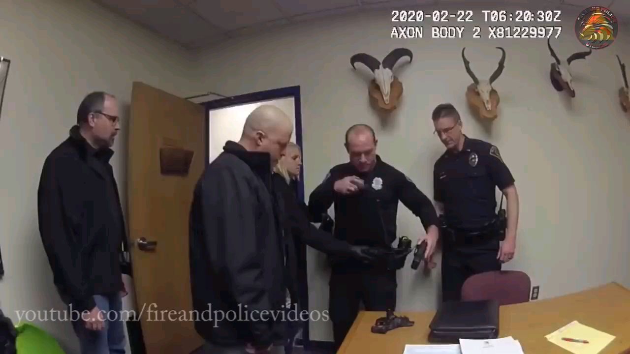 【执法记录】值班警官被警察同事缴枪拘捕