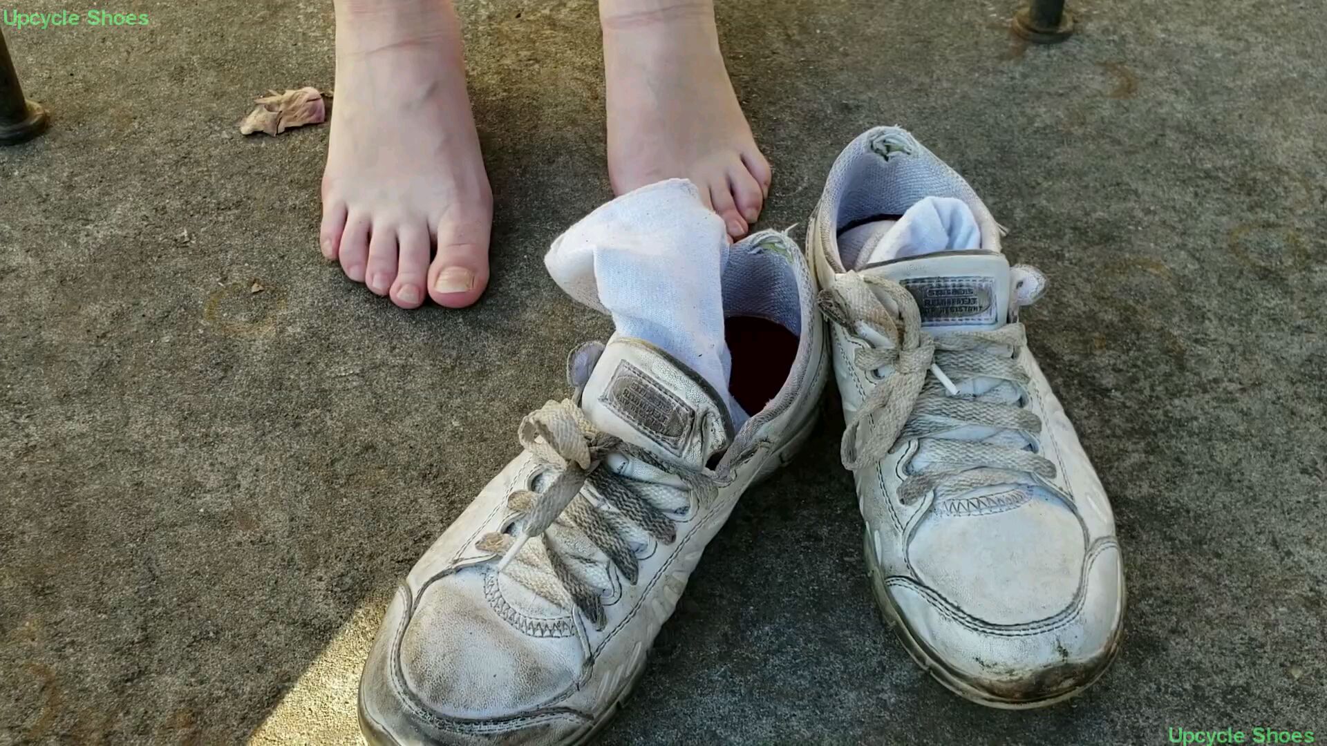Hooters waitress shoe for sale, size 6