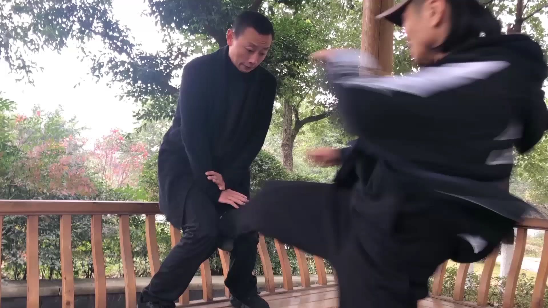 大过年的能乱踢么