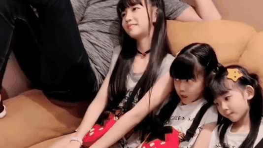 可爱的小妹妹在线卖萌
