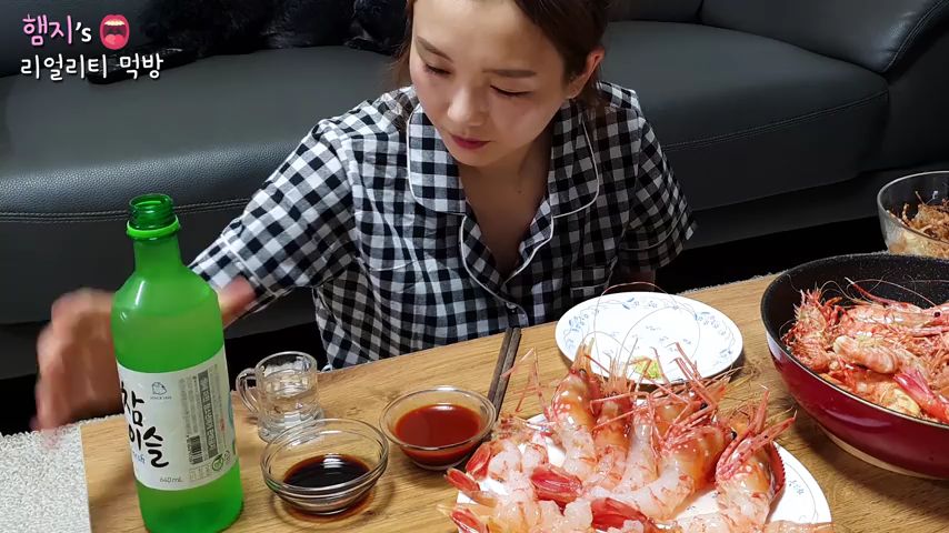 【Hamzy】韩国小姐姐真实吃播: )独岛虾龙虾 这么贵的都能吃到 走YouTube的路太对了