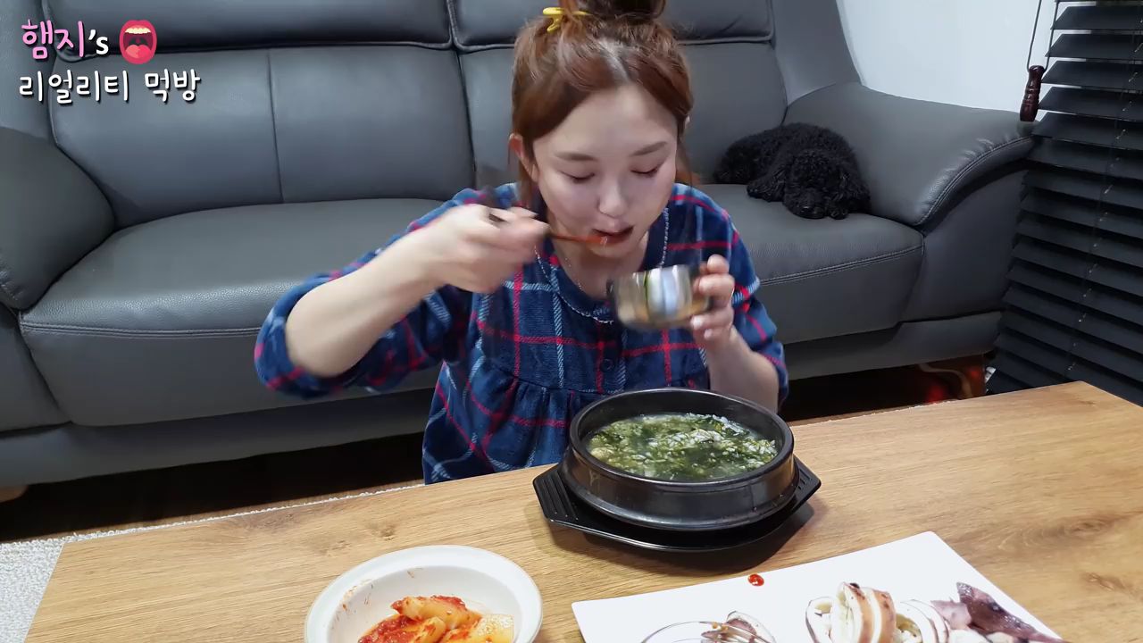 【Hamzy】韩国小姐姐真实吃播:牡蛎海藻汤饭&白灼鲜鱿鱼~甜点吃饼干 (ft.鲜奶油)