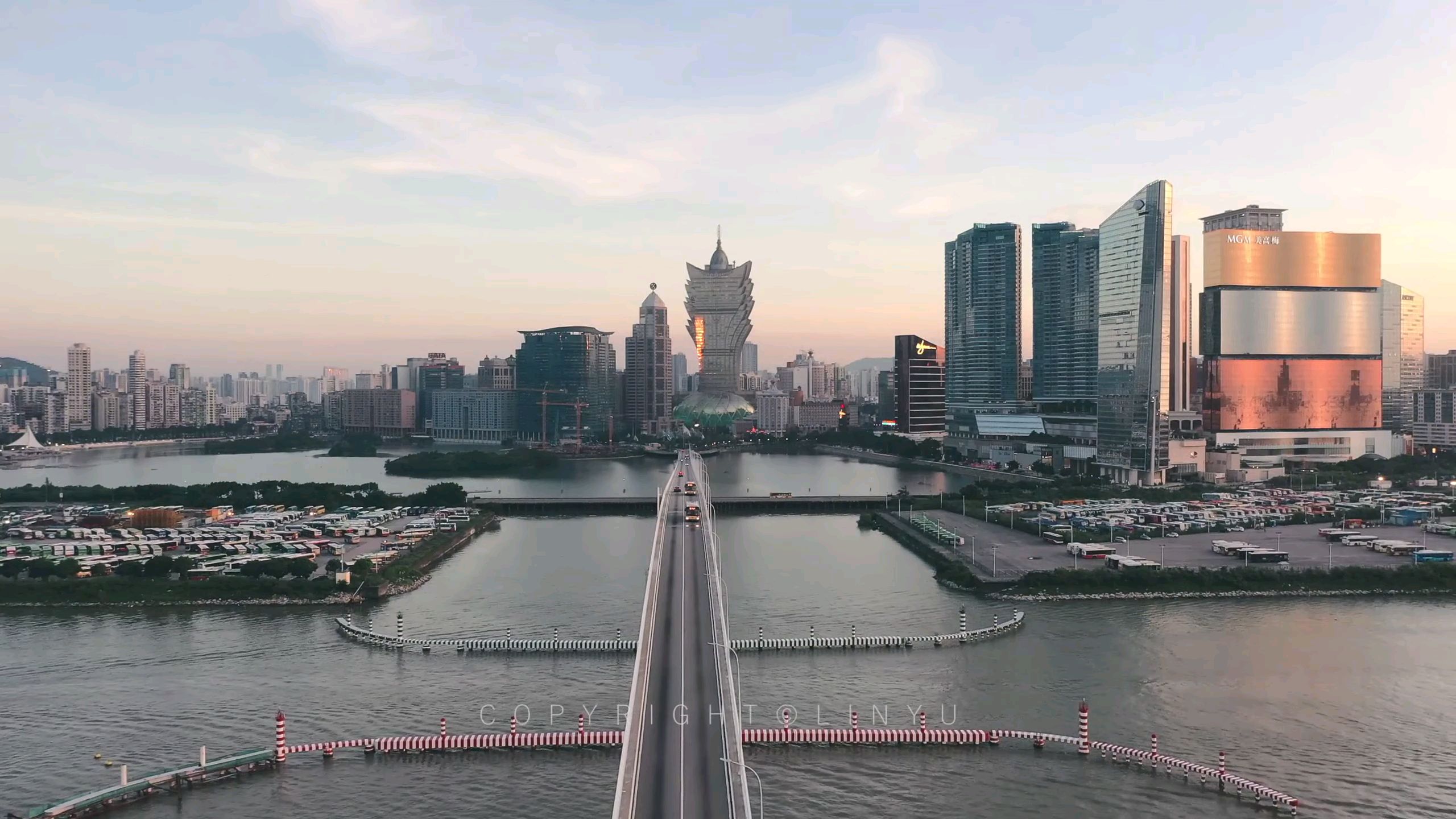 航拍黎明时山花烂漫的河防口长城