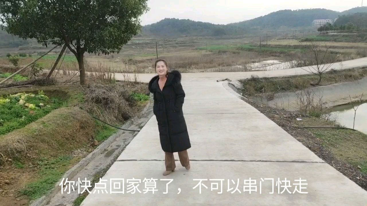 村里封路了不让串门,村花还来我家找我玩,我只好赶走她了