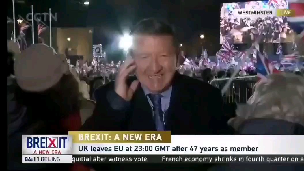 英国脱欧现场,一反对脱欧男子用汉语骂:他们都是sb,记者还说:看他们多开心
