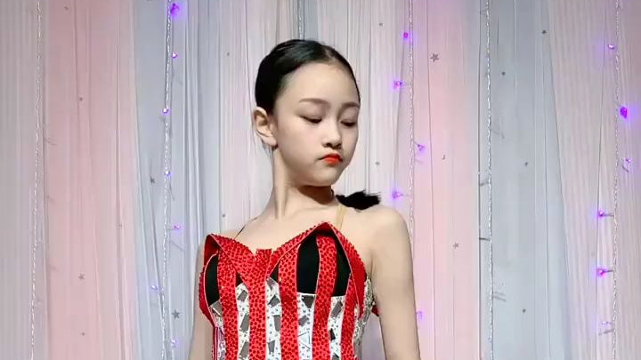 小女生性感拉丁舞