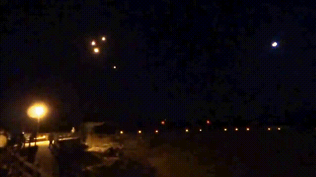 谁家大晚上的放烟花,夜间实弹防空演习。