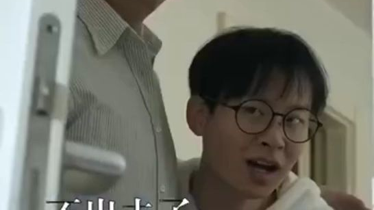 爆 笑 家 庭