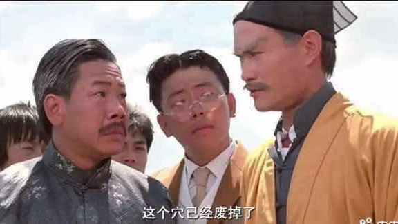 给盆栽翻土,里面有个蚁穴