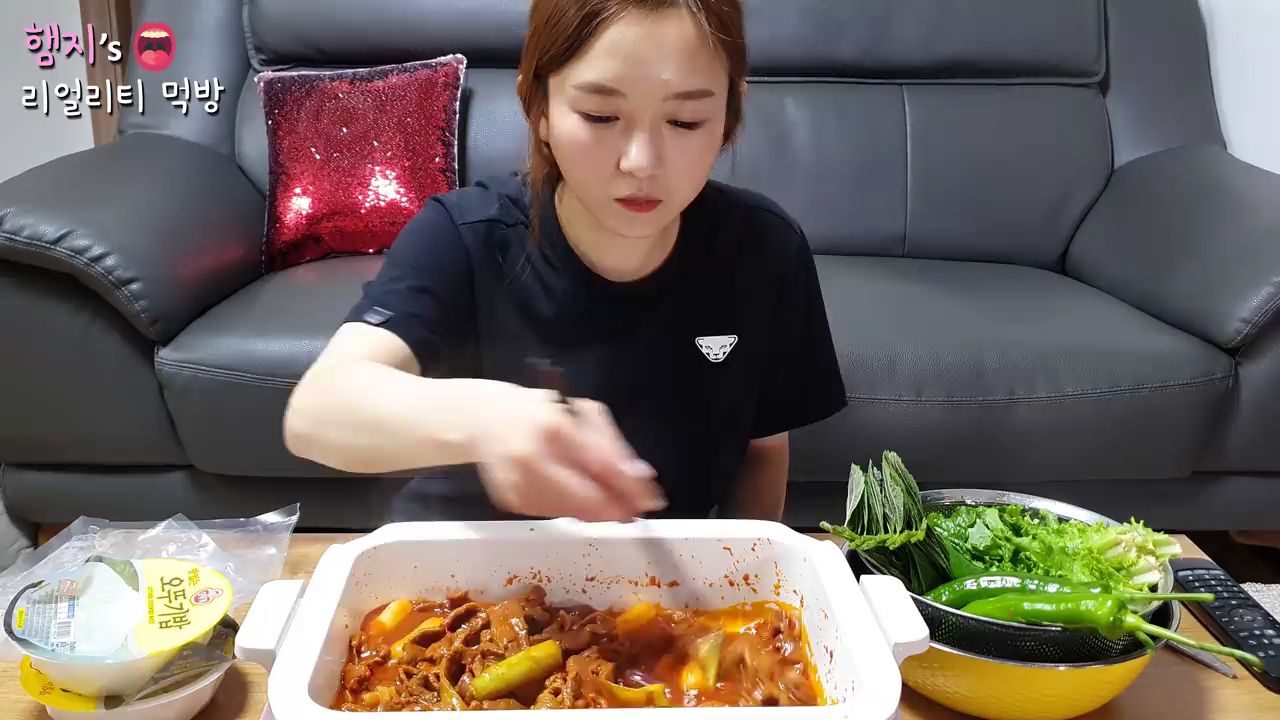 【hamzy】韩国小姐姐真实吃播:)今天吃腌制好的炒鸭肉～!