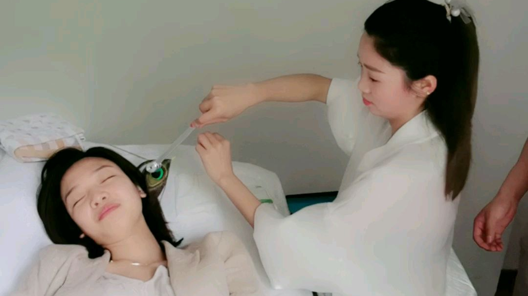 小仙女带你一起体验掏耳朵