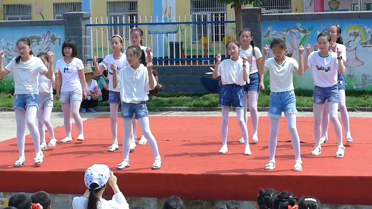 六年级女生六一舞蹈图片