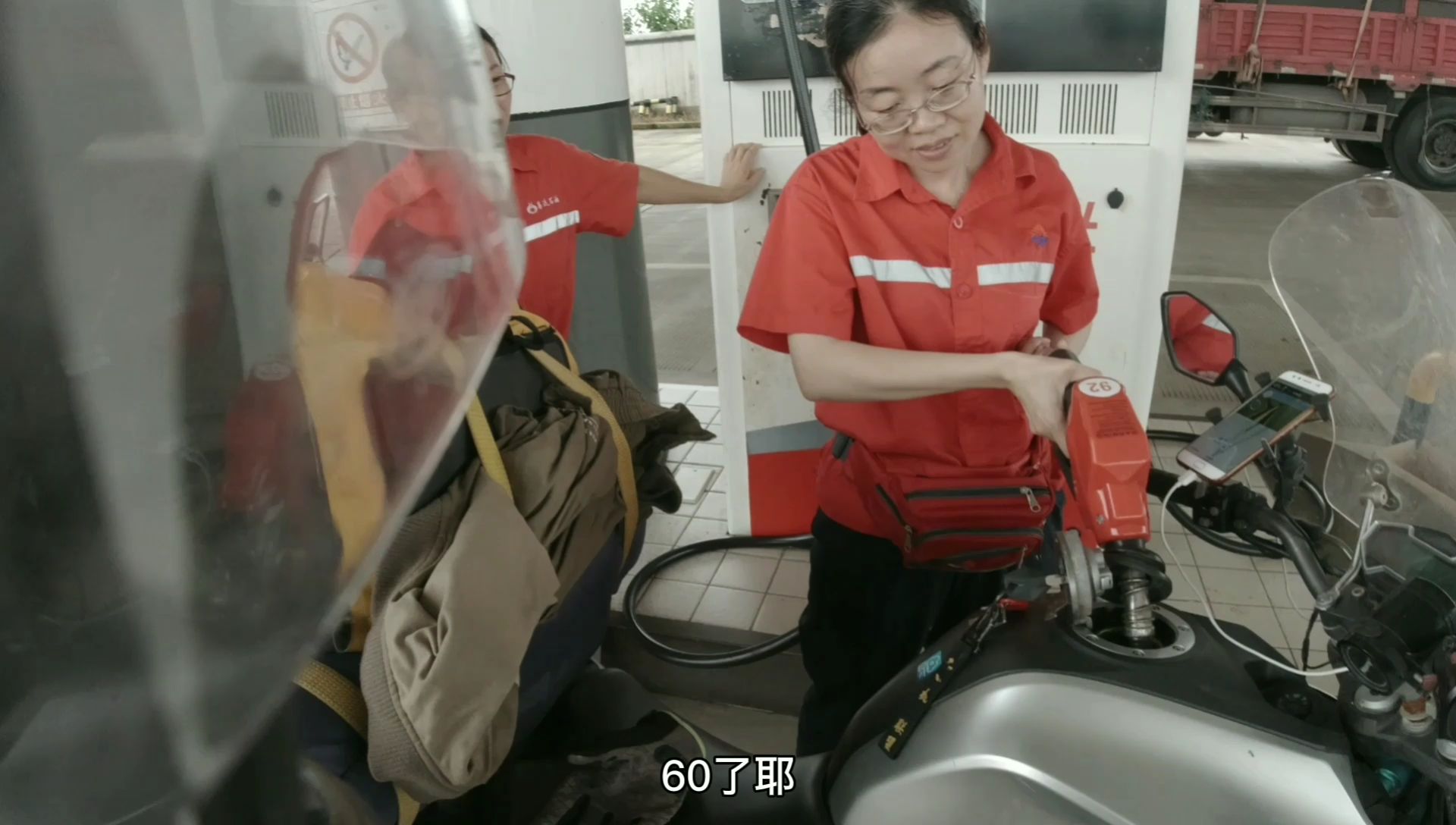 骑摩托车旅行也太省油钱了吧!50块钱的油,能跑400公里