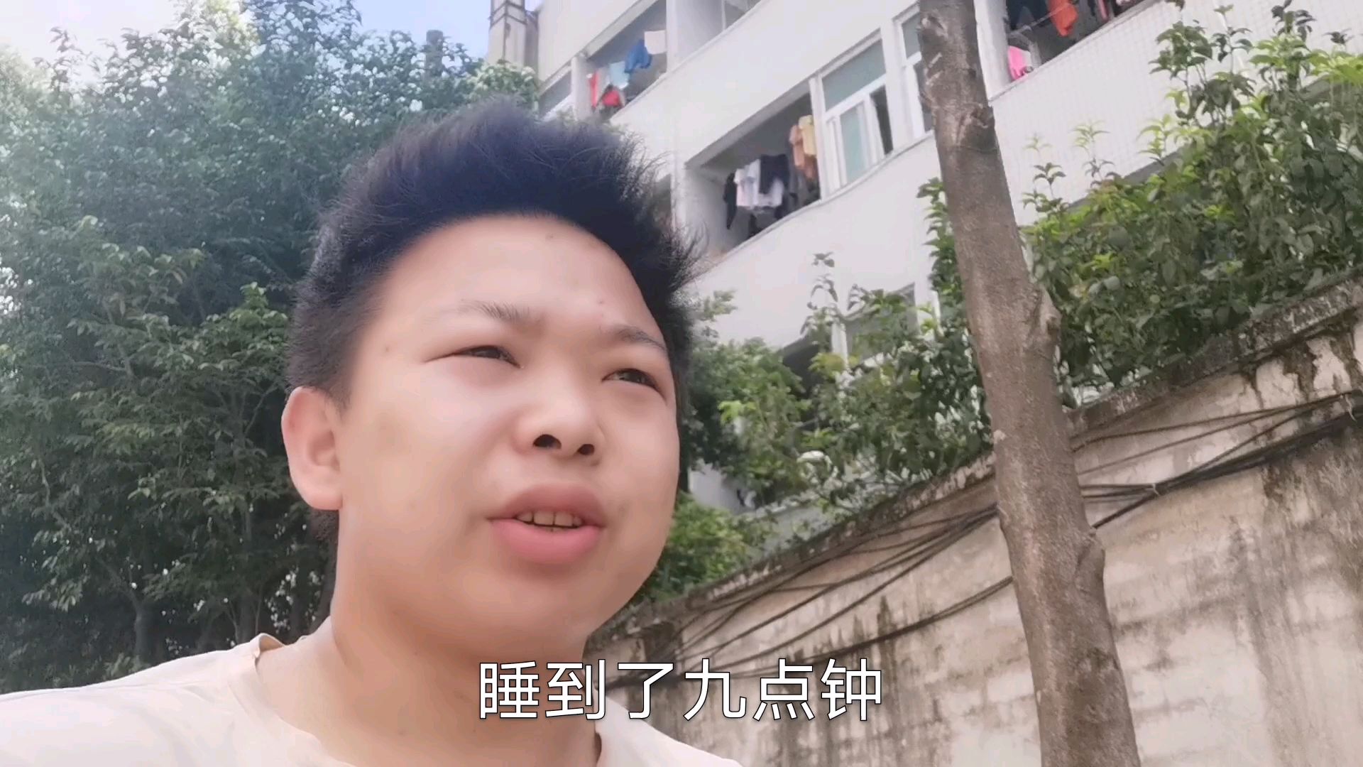 上班迟到工厂老板要扣工资,打工娃彻底怒了,一句话让他哑口无言