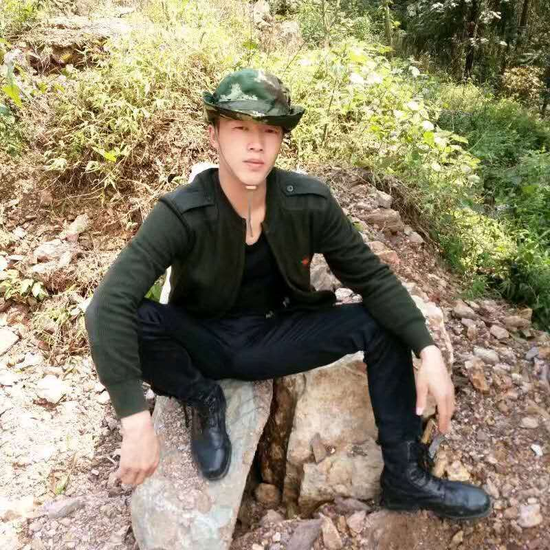 船上生活的渔民阿欢鱼肉是主食,目标鱼一抓一个准,晚菜又丰盛了