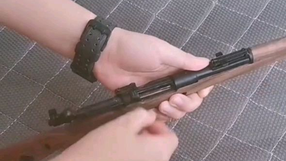1:2.05合金军模98k狙击 金属模型枪可拆卸抛壳实木珍藏版不可发射