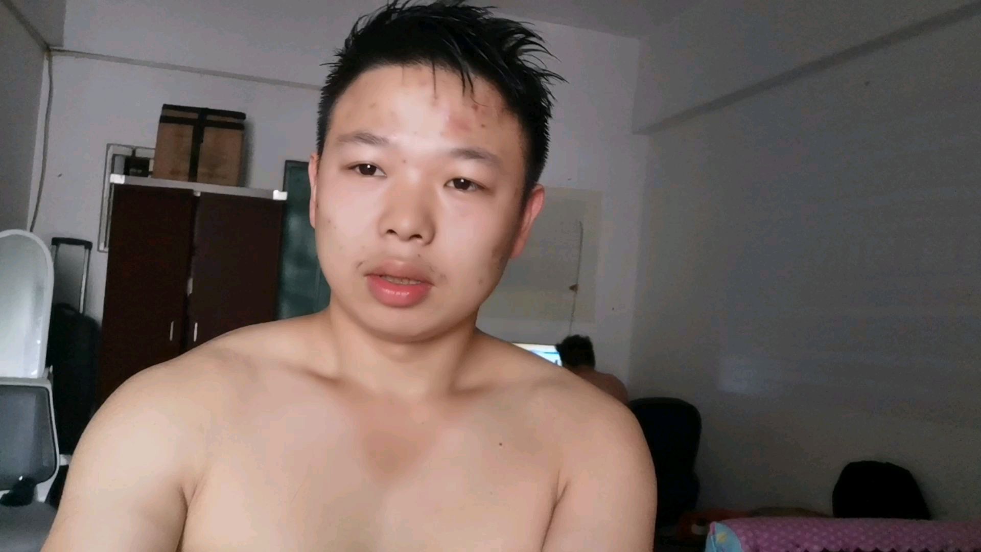 工厂打工到底有多累,看看打工娃进厂一个月瘦了多少斤