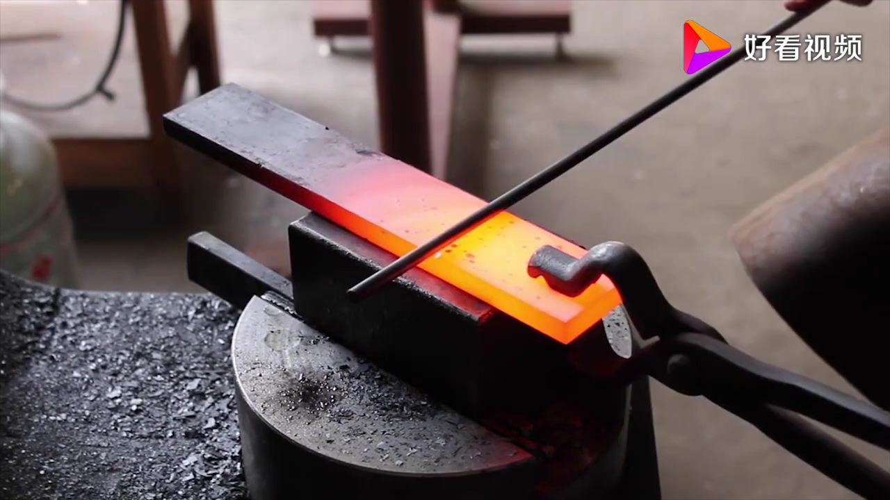 老外纯手工打造的铁斧,打铁工艺现在见不到了!