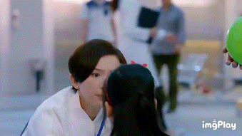 这实习医生真厉害,一手就摸出了小女孩性早熟……