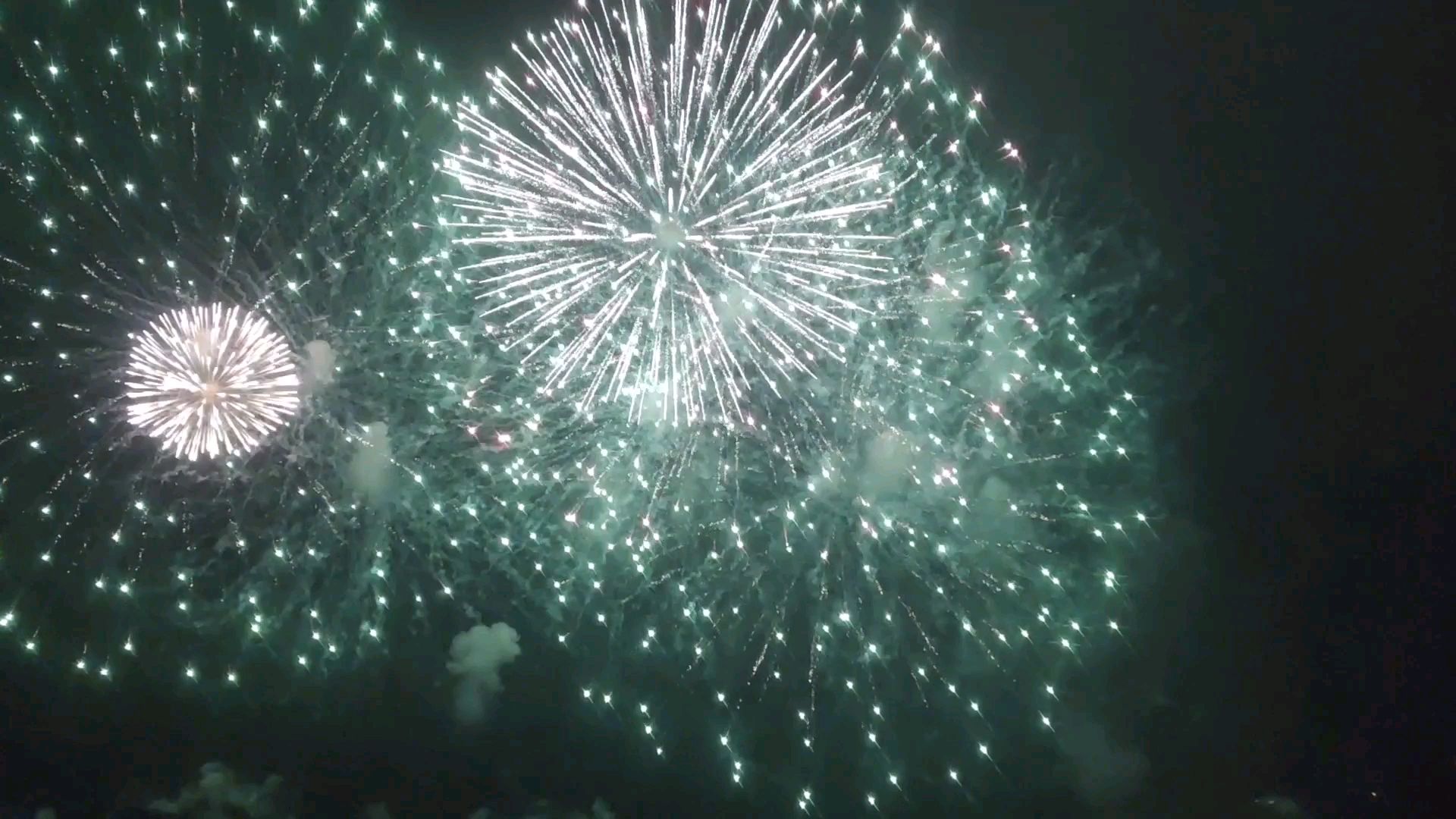 去南通看烟花了