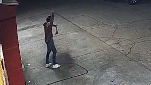 【执法记录】警察乱枪把弃枪投降枪匪射爆(现场监控视角)