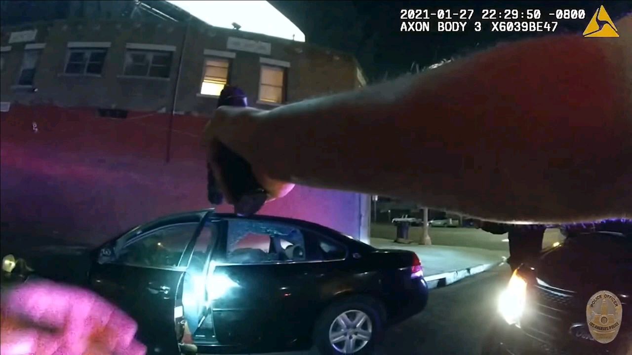 【执法记录】纹身男殴打女友被警察射爆