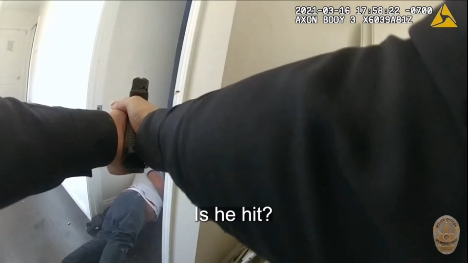 【执法记录】闪灵刀手被女警射爆