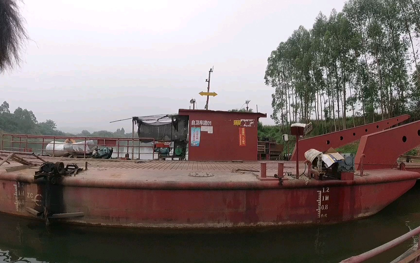 在船上露营是种什么感觉,好怕晚上滚掉水里