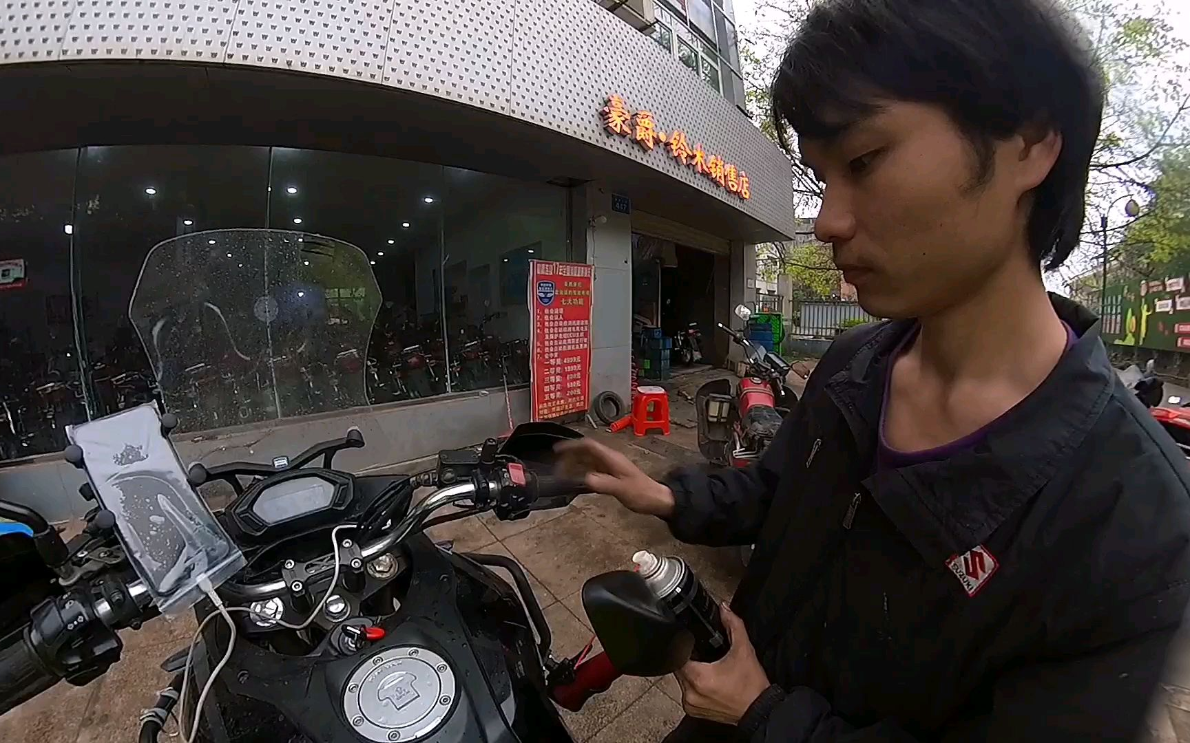 摩托车洗完了别这样做,不然车灯就“坏了”