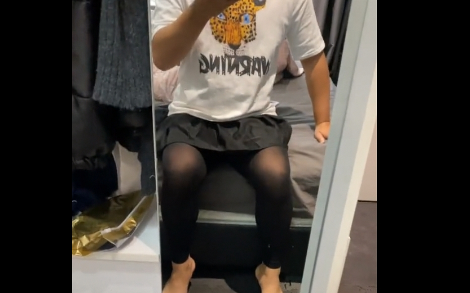 今天朋友一直看着我的屁股,他不会是对我有意思吧?