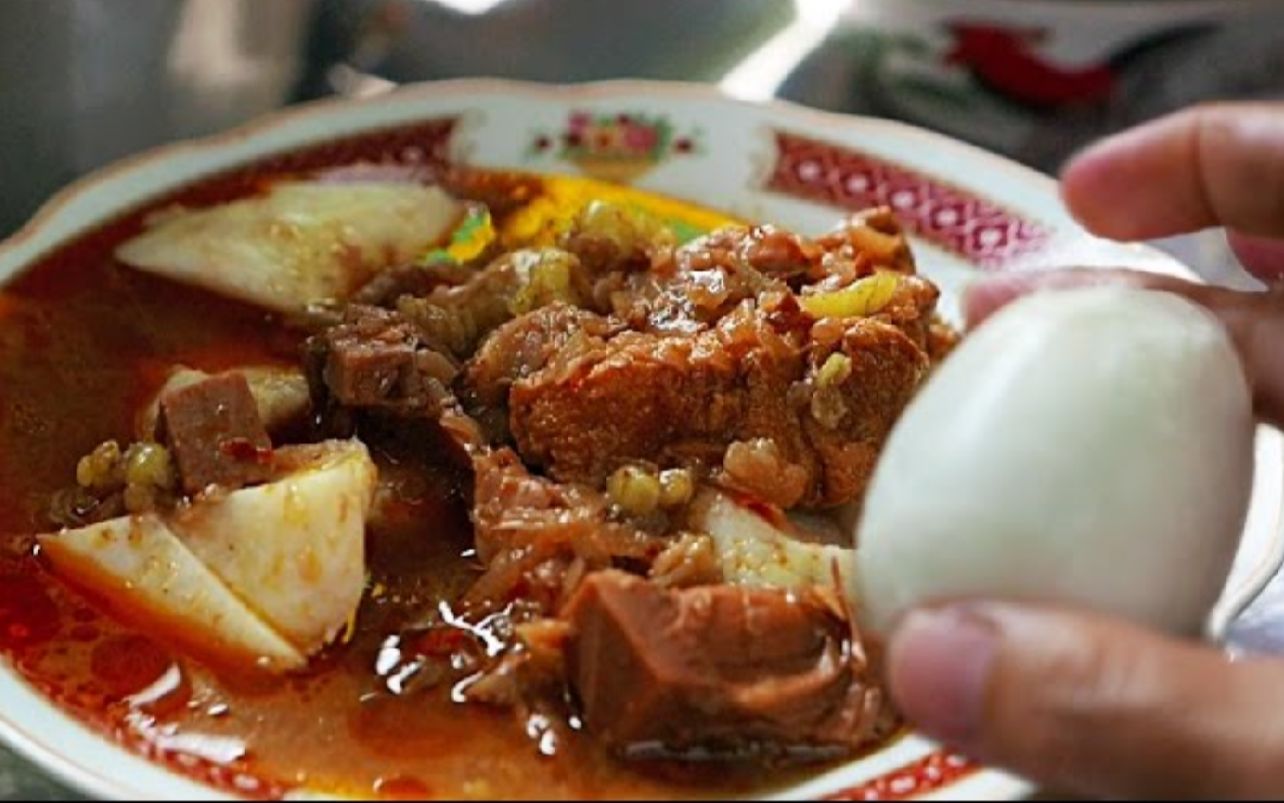 印尼街头咖喱羊肉,加份鸡蛋也只要两块钱!