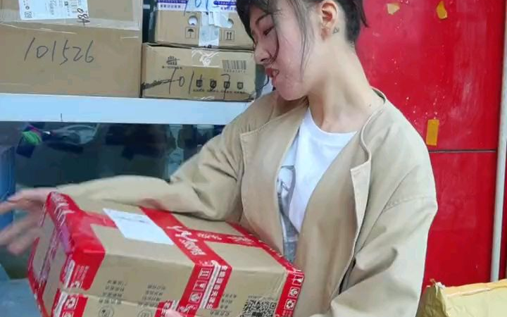 台湾女子嫌大陆快递慢,被快递小哥怼得哑口无言……